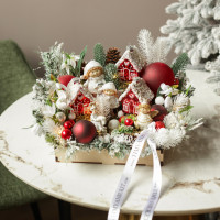 062. Новогодняя композиция с румяными эльфами и пряничными красными домиками