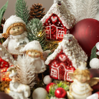 062. Новогодняя композиция с румяными эльфами и пряничными красными домиками