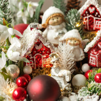 062. Новогодняя композиция с румяными эльфами и пряничными красными домиками