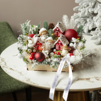 062. Новогодняя композиция с румяными эльфами и пряничными красными домиками