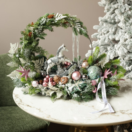 063. Новогодняя композиция на подносе с обручем с нежным декором и лошадкой-качалкой