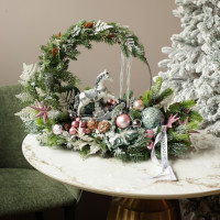 063. Новогодняя композиция на подносе с обручем с нежным декором и лошадкой-качалкой