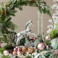 063. Новогодняя композиция на подносе с обручем с нежным декором и лошадкой-качалкой