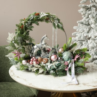 063. Новогодняя композиция на подносе с обручем с нежным декором и лошадкой-качалкой