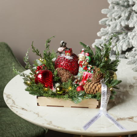 064. Новогодняя композиция с фигурками животных и красно-зеленым декором