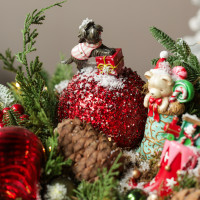 064. Новогодняя композиция с фигурками животных и красно-зеленым декором