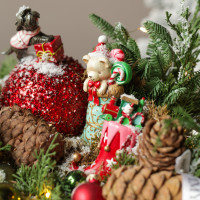 064. Новогодняя композиция с фигурками животных и красно-зеленым декором