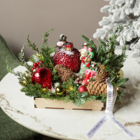 064. Новогодняя композиция с фигурками животных и красно-зеленым декором