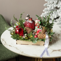 064. Новогодняя композиция с фигурками животных и красно-зеленым декором