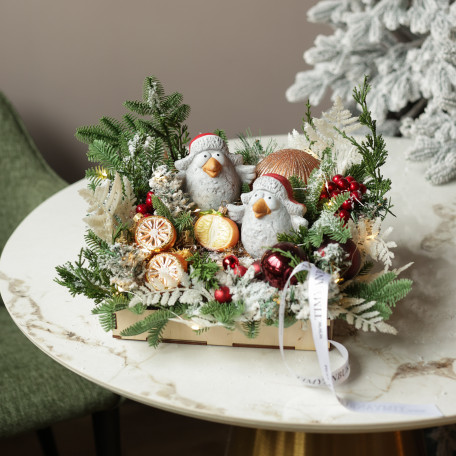 065. Новогодняя композиция с пучеглазыми птицами в шапках-ушанках