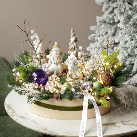 066. Новогодняя композиция Бал Снеговиков в деревянном кашпо с огоньками