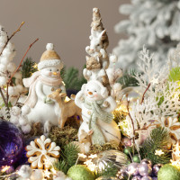 066. Новогодняя композиция Бал Снеговиков в деревянном кашпо с огоньками