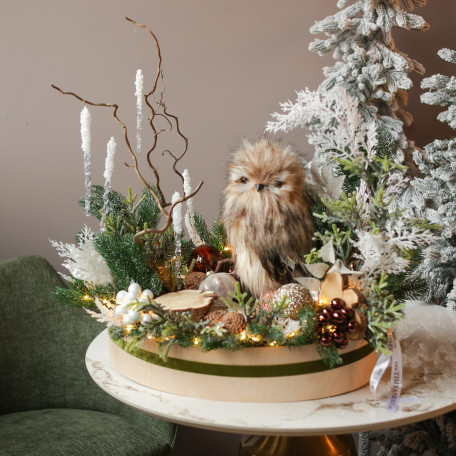 067. Новогодняя композиция с лесной пушистой совуньей и огоньками