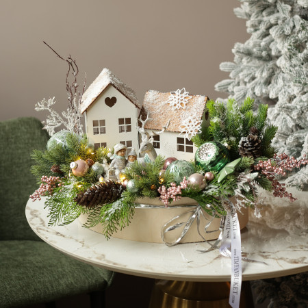 068. Новогодняя композиция в деревянном кашпо с домиками, оленем и детками