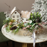 068. Новогодняя композиция в деревянном кашпо с домиками, оленем и детками