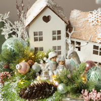 068. Новогодняя композиция в деревянном кашпо с домиками, оленем и детками