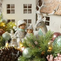 068. Новогодняя композиция в деревянном кашпо с домиками, оленем и детками