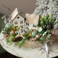 068. Новогодняя композиция в деревянном кашпо с домиками, оленем и детками