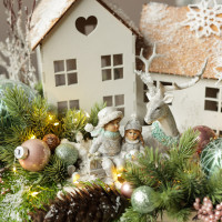 068. Новогодняя композиция в деревянном кашпо с домиками, оленем и детками