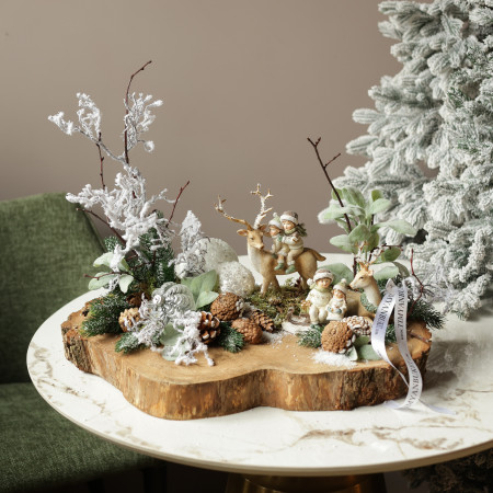 069. Уникальная новогодняя композиция на деревянном спиле с шишками, оленями и детками