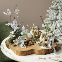 069. Уникальная новогодняя композиция на деревянном спиле с шишками, оленями и детками