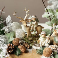 069. Уникальная новогодняя композиция на деревянном спиле с шишками, оленями и детками