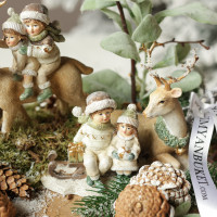 069. Уникальная новогодняя композиция на деревянном спиле с шишками, оленями и детками