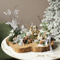 069. Уникальная новогодняя композиция на деревянном спиле с шишками, оленями и детками