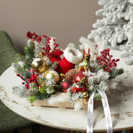 070. Новогодняя композиция с красно-золотым декором с сапожком и мопсом в шапочке