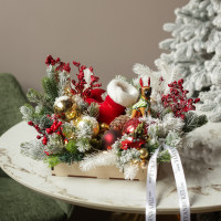 070. Новогодняя композиция с красно-золотым декором с сапожком и мопсом в шапочке