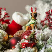 070. Новогодняя композиция с красно-золотым декором с сапожком и мопсом в шапочке