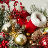 070. Новогодняя композиция с красно-золотым декором с сапожком и мопсом в шапочке