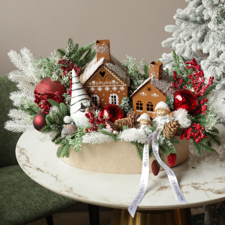 071. Новогодняя композиция с пряничными домиками, гномом и эльфами
