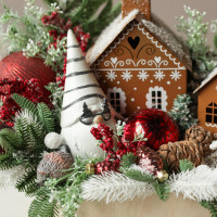 071. Новогодняя композиция с пряничными домиками, гномом и эльфами