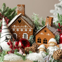 071. Новогодняя композиция с пряничными домиками, гномом и эльфами