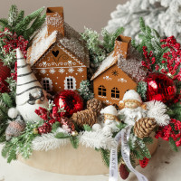 071. Новогодняя композиция с пряничными домиками, гномом и эльфами