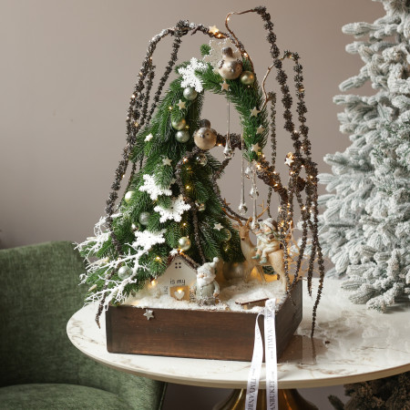 073. Таинственная новогодняя композиция Резиденция Деда Мороза с домиком, оленем и птицей с огоньками