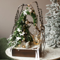 073. Таинственная новогодняя композиция Резиденция Деда Мороза с домиком, оленем и птицей с огоньками