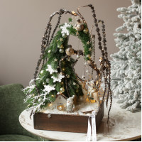 073. Таинственная новогодняя композиция Резиденция Деда Мороза с домиком, оленем и птицей с огоньками