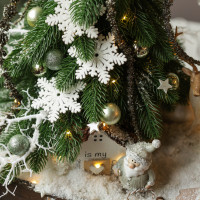 073. Таинственная новогодняя композиция Резиденция Деда Мороза с домиком, оленем и птицей с огоньками