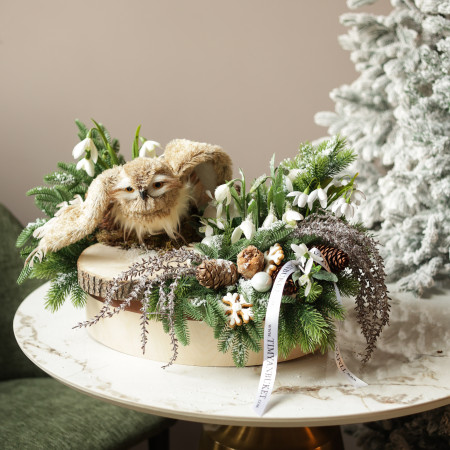 074. Новогодняя композиция с пушистым филином на спиле и подснежниками