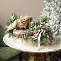 074. Новогодняя композиция с пушистым филином на спиле и подснежниками