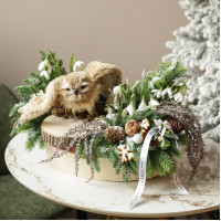 074. Новогодняя композиция с пушистым филином на спиле и подснежниками