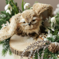 074. Новогодняя композиция с пушистым филином на спиле и подснежниками