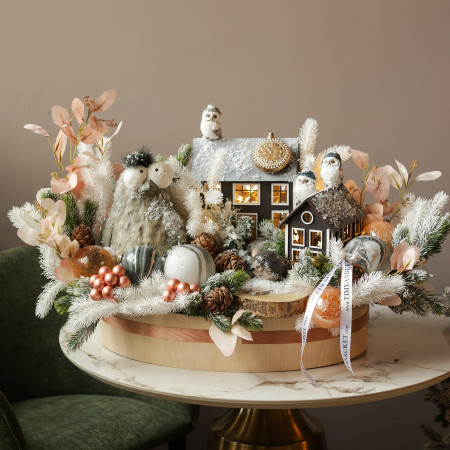 075. Новогодняя композиция с домиками, лесными жителями и пучеглазой смешной птицей