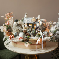 075. Новогодняя композиция с домиками, лесными жителями и пучеглазой смешной птицей