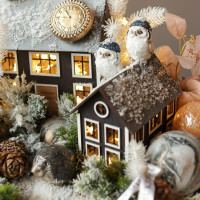 075. Новогодняя композиция с домиками, лесными жителями и пучеглазой смешной птицей