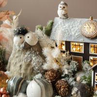 075. Новогодняя композиция с домиками, лесными жителями и пучеглазой смешной птицей