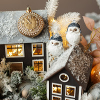 075. Новогодняя композиция с домиками, лесными жителями и пучеглазой смешной птицей