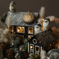 075. Новогодняя композиция с домиками, лесными жителями и пучеглазой смешной птицей